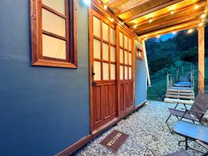 an entrance to a house with a door and a bench at Cabaña con jacuzzi en Venecia in Venecia