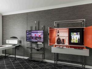 TV a/nebo společenská místnost v ubytování Swissotel Sydney + 130 fotografií