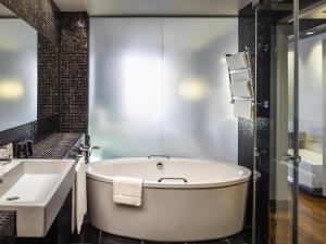 Koupelna v ubytování Swissotel Tallinn + 163 fotografií