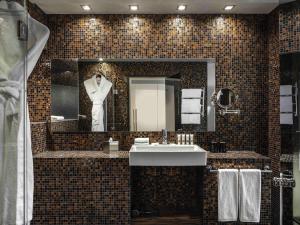 Koupelna v ubytování Swissotel Tallinn + 164 fotografií