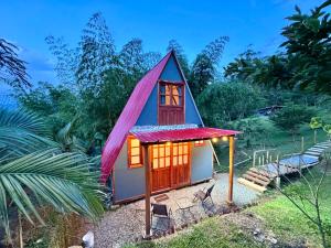 a small house with a red roof at Cabaña con jacuzzi en Venecia in Venecia