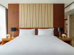 Postel nebo postele na pokoji v ubytování Fairmont Bab Al Bahr