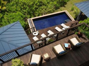 La alberca dentro o cerca de Raffles Seychelles