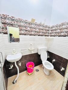 a bathroom with a toilet and a sink at Bala ji guest house in Vrindāvan