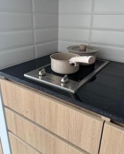 una sartén sobre la encimera de la cocina en Modern apartment with a beautiful panoramic view, en Bogotá