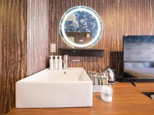 une salle de bains avec un lavabo blanc et un ordinateur sur un bureau dans l'établissement Disney Style Hotel "J Hotel" - Vacation STAY 17207v, à Chiba 42 autres photos
