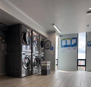 a row of washing machines in a laundry room at Diseño, vistas Monserrate WiFi 300Mb in Bogotá