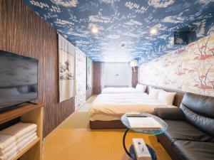 une chambre avec un lit, un canapé et une télévision dans l'établissement Disney Style Hotel "J Hotel" - Vacation STAY 17207v, à Chiba