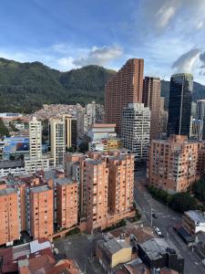 una vista aérea de una ciudad con edificios altos en Modern apartment with a beautiful panoramic view, en Bogotá