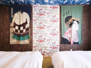 une chambre avec deux peintures d'une femme sur le mur dans l'établissement Disney Style Hotel "J Hotel" - Vacation STAY 17207v, à Chiba