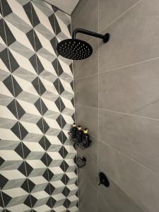 y baño con ducha de azulejos blancos y negros. en Modern apartment with a beautiful panoramic view, en Bogotá 15 fotos más