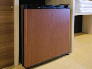 - une porte en bois dans une chambre à côté d'un lit dans l'établissement Disney Style Hotel "J Hotel" - Vacation STAY 17207v, à Chiba