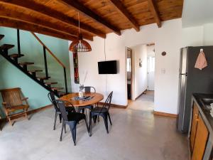 a kitchen and dining room with a table and chairs at Malvón in Cafayate
