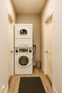 een wasruimte met wasmachine en droger bij Fruit Hostel in Los Angeles