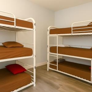 een kamer met 3 stapelbedden bij Fruit Hostel in Los Angeles