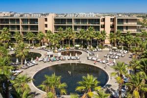 una vista aerea di un resort con piscina e palme di NAU Salgados Palm Village - All Inclusive ad Albufeira
