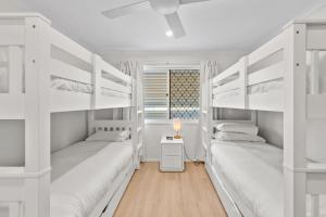 Ένα ή περισσότερα κρεβάτια σε δωμάτιο στο Family-Friendly Flat with Balcony Views