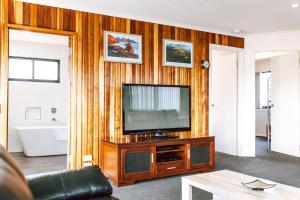 Μια τηλεόραση ή/και κέντρο ψυχαγωγίας στο Relax @ 31 - Location Location!