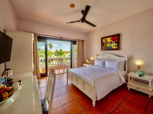 Grace Boutique Resort في موي ني: غرفة نوم مع سرير وشرفة +90 صورة