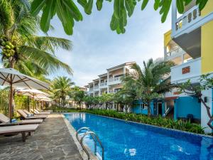 Grace Boutique Resort في موي ني: صورة لحمام سباحة في منتجع