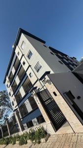 a large building with a black and white at Flat moderno e aconchegante in Holambra