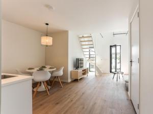 TV a/nebo společenská místnost v ubytování Suite in Kamperland near Beach