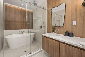 Ένα μπάνιο στο Field House at Carter Bridge Estate +48 φωτογραφίες