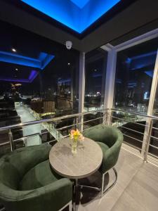 a dining room with a table and green chairs at Hotel Zaniah in Huancayo