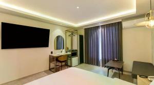 a hotel room with a bed and a desk at browndot 서천 