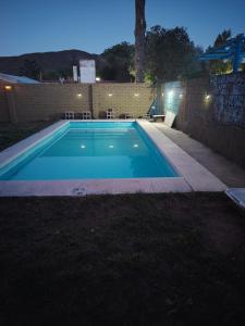 une piscine dans un jardin la nuit dans l'établissement Panorámica Sierras, à Villa Carlos Paz 1 autre photo