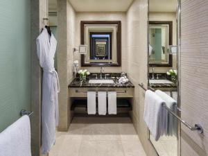 Phòng tắm tại Makkah Clock Royal Tower, A Fairmont Hotel +268 ảnh