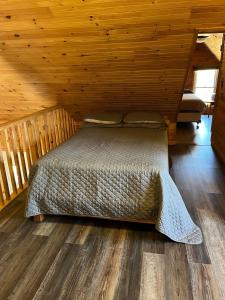 Postel nebo postele na pokoji v ubytování Peaceful Cabin Rental for Groups on a Farm near Susquehannock State Forest, Pennsylvania