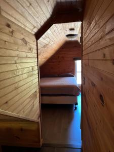 Postel nebo postele na pokoji v ubytování Peaceful Cabin Rental for Groups on a Farm near Susquehannock State Forest, Pennsylvania