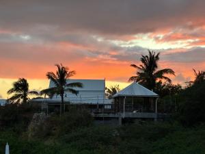 Η ανατολή ή δύση του ηλίου όπως φαίνεται από αυτό το διαμέρισμα ή από εκεί κοντά