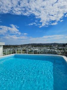 玛志洛马略卡岛海滨度假酒店的建筑物顶部的大型蓝色游泳池