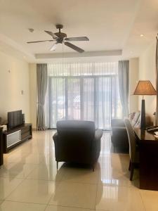 uma sala de estar com um sofá e um ventilador de teto em Palm Beach Hotel Dili em Dili