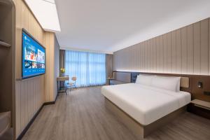 Ένα ή περισσότερα κρεβάτια σε δωμάτιο στο Hanting Hotel Shanghai Anting Subway Station +14 φωτογραφίες