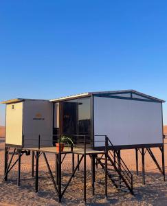 BadīyahにあるAurora desert camp wahiba sandsの砂漠のテーブルの上に置かれた家