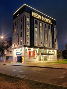 ein neues Hotel in einer Stadtstraße bei Nacht in der Unterkunft New Hotel Vip in Bogotá