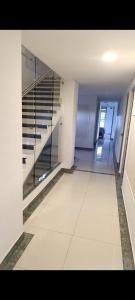 einen leeren Flur mit Treppe in einem Gebäude in der Unterkunft New Hotel Vip in Bogotá