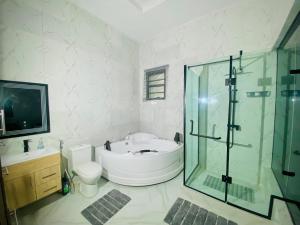 Koupelna v ubytování Home away from Home + 18 fotografií