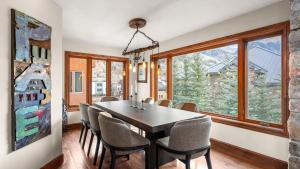 Un comedor con mesa y sillas en Ghostriders 11 by AvantStay Top Floor Condo w Large Patio Mountain Views, en Telluride