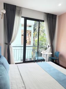 a hotel room with a bed and a balcony at DreamHome - Starry in Ho Chi Minh City