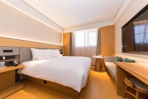 Ένα ή περισσότερα κρεβάτια σε δωμάτιο στο JI Hotel Shanghai Qingpu Zhujiajiao Subway Station
