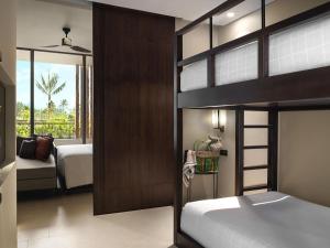 - une chambre avec 2 lits superposés et un balcon dans l'établissement Pullman Khao Lak Resort, à Khao Lak