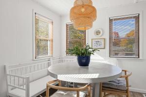 Fotografie z fotogalerie ubytování Cozy 2BR Home Near Downtown w Backyard & Parking v destinaci Louisville