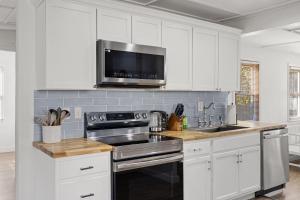 Kuchyň nebo kuchyňský kout v ubytování Cozy 2BR Home Near Downtown w Backyard & Parking