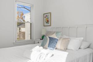 Postel nebo postele na pokoji v ubytování Cozy 2BR Home Near Downtown w Backyard & Parking