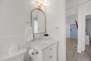 Koupelna v ubytování Cozy 2BR Home Near Downtown w Backyard & Parking + 38 fotografií