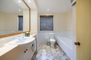 Koupelna v ubytování Hilltop Horizon - Scenic stay on Queenstown Hill